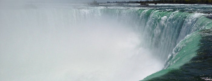 Niagara Falls (Canadian Side) is one of Lugares favoritos de Bail.