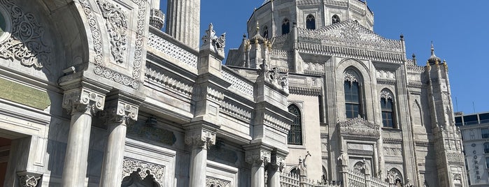 Pertevniyal Valide Sultan Camii is one of İstanbul.