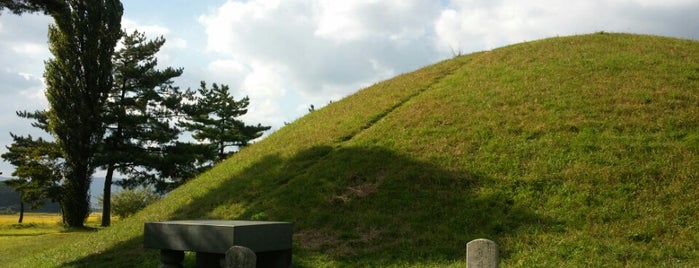 신라 진평왕릉 is one of 경주 / 慶州 / Gyeongju.