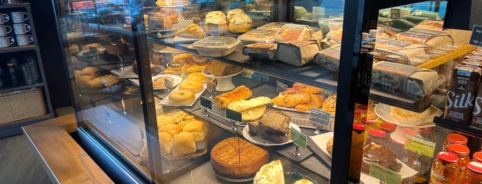 Starbucks is one of Food Guide to Iloilo City.