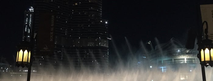 The Dubai Fountain is one of สถานที่ที่ María ถูกใจ.