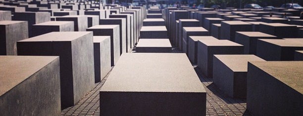 Memorial untuk Orang-orang Yahudi yang Terbunuh di Eropa is one of Berlin 2013.
