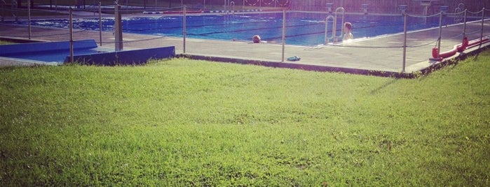 Outdoor Swimming Pool is one of Posti che sono piaciuti a Nicholas.