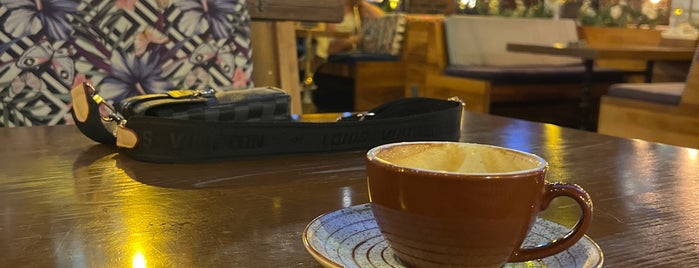 Cafe Pik Bistro Nargile is one of Tempat yang Disukai HaniFe.