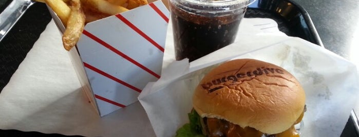 Burger Dive is one of Lugares favoritos de Jason.
