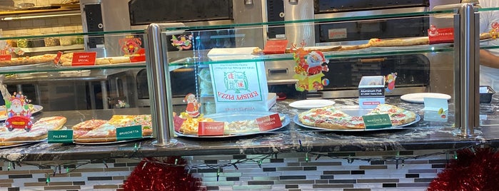 Krispy Pizza is one of Tempat yang Disukai Virginie.