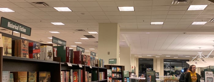 Barnes & Noble is one of Tempat yang Disukai Lucy.