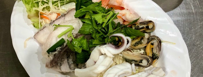 Lek Seafood is one of Bangkok food.