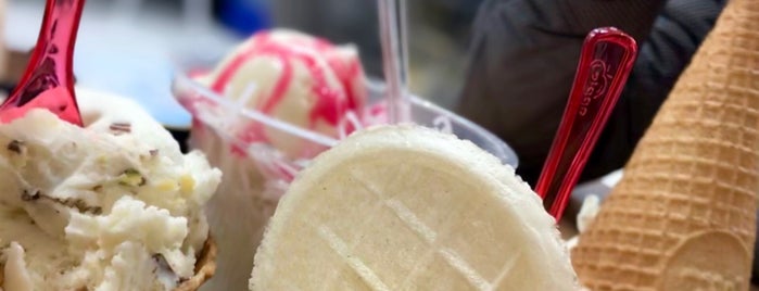 Gol-e Yakh Ice Cream | بستنى گل يخ is one of Posti che sono piaciuti a Pouria.
