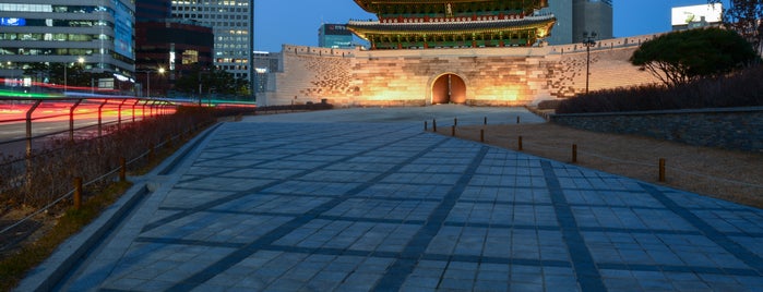 Sungnyemun is one of Orte, die Jernej gefallen.