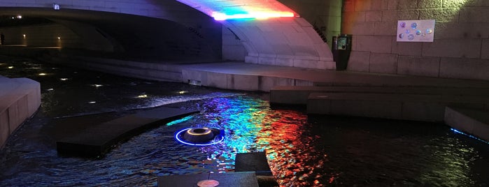 Cheonggyecheon Stream is one of Tempat yang Disukai Jernej.