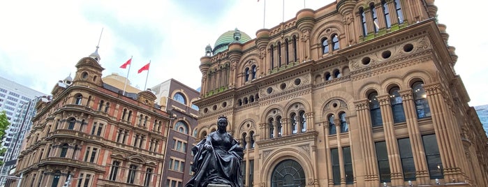 Queen Victoria's Statue is one of สถานที่ที่ ᴡᴡᴡ.Bob.pwho.ru ถูกใจ.