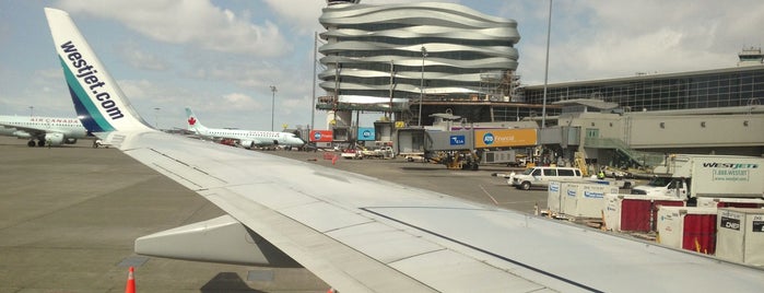 Aeroporto Internacional de Edmonton (YEG) is one of Locais curtidos por Suzan.
