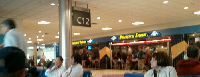 Gate C12 is one of Orte, die Robert gefallen.