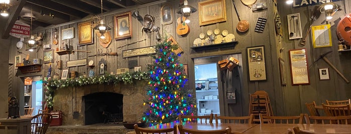 Cracker Barrel Old Country Store is one of สถานที่ที่บันทึกไว้ของ Janine.