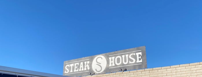 Double S Steakhouse is one of Lugares favoritos de Dutch.