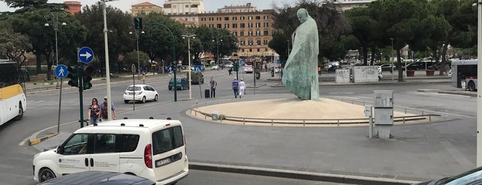 Conversazioni - Monumento a Giovanni Paolo II is one of Tempat yang Disukai Tulin.