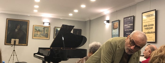 Girgin Piano Ve Sanat Galerisi is one of Tulinさんのお気に入りスポット.