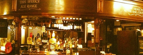 The Old Bell Tavern is one of Tempat yang Disukai Carl.