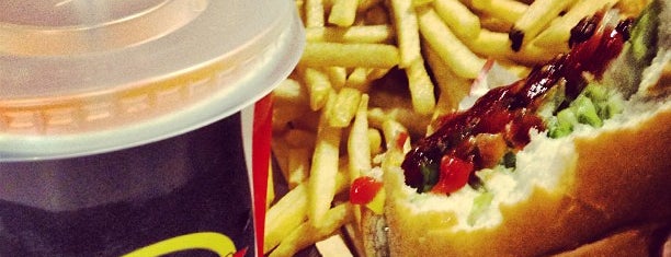 Fat Burger is one of Lugares favoritos de Walid.