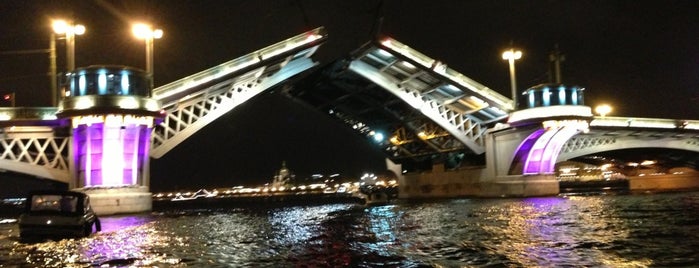 Blagoveshchensky Bridge is one of Posti che sono piaciuti a Simon.