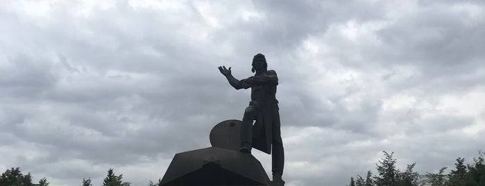 Памятник добровольцам-танкистам is one of Челяба места погулять.