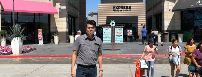Express Factory Outlet is one of Locais curtidos por Jack.