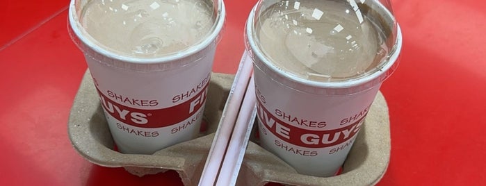 Five Guys is one of Rakanさんのお気に入りスポット.
