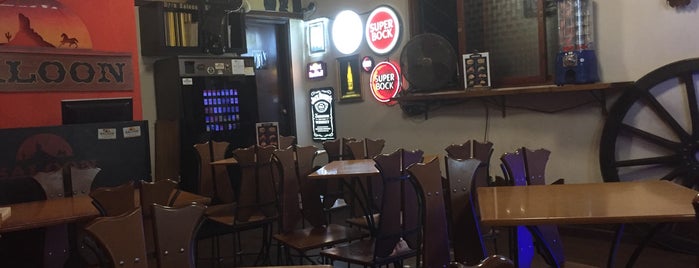 Saloon Bar is one of Porto Nightlife.