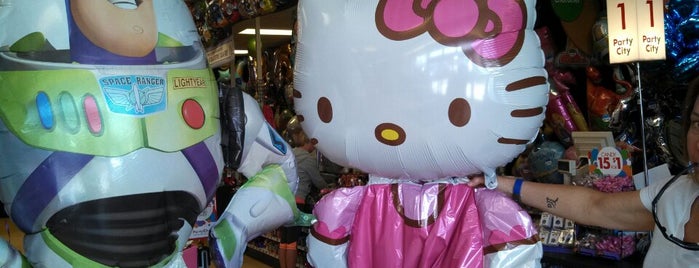 Party City is one of Marie 님이 좋아한 장소.