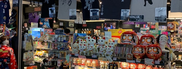 Fa-So-La Japanese Gifts Fuji Doll is one of Tempat yang Disukai Rob.