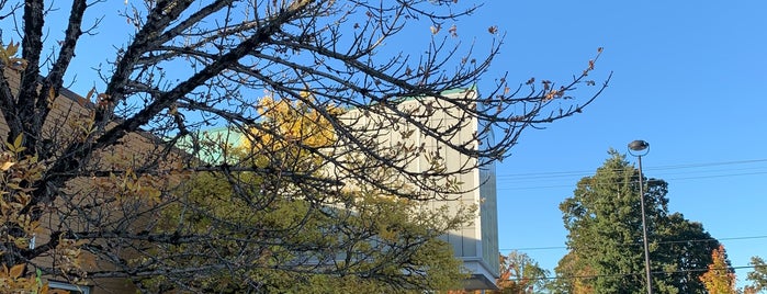 Three Creeks Community Library is one of Nichole'nin Beğendiği Mekanlar.