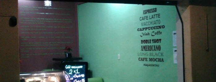 Central Café is one of สถานที่ที่ Arlette ถูกใจ.