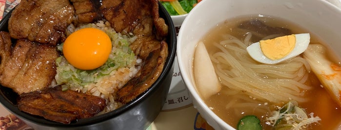 ぴょんぴょん舎 オンマーキッチン is one of 食べたいアジア料理.