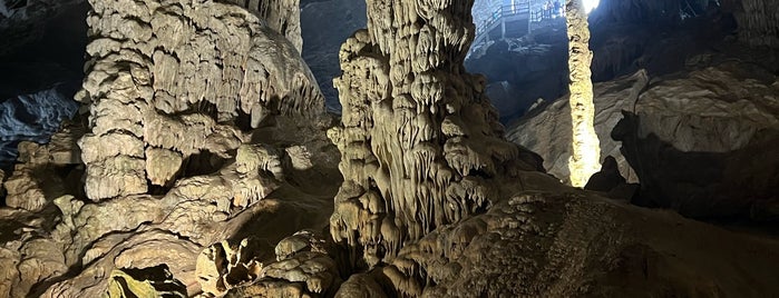 Hang Sửng Sốt (Surprising Cave) is one of Ha Long (VN).