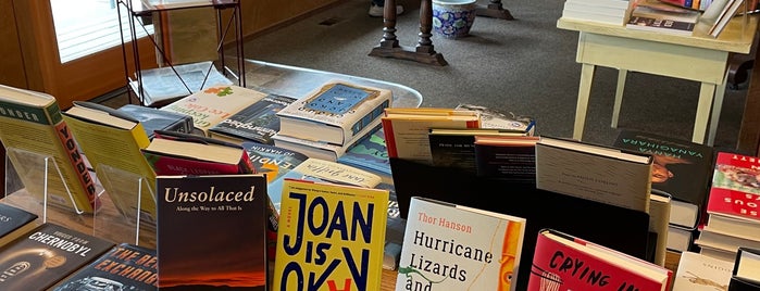 Cannon Beach Book Company is one of Bookstores.