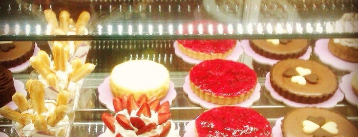 Platin Cake House | خانه کیک پلاتین is one of Tempat yang Disimpan Hourie.
