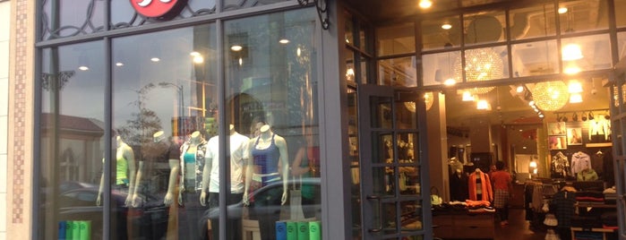 lululemon athletica is one of Justin 님이 좋아한 장소.