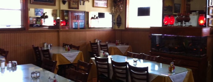 Toros Restaurant is one of สถานที่ที่บันทึกไว้ของ Lizzie.