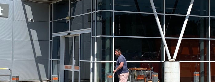 B&Q Warehouse is one of Shops.