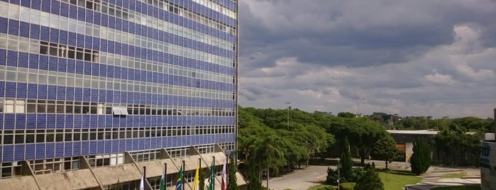 Pontifícia Universidade Católica do Paraná (PUCPR) is one of Lugares.