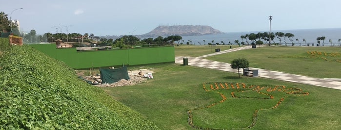 Malecón Cisneros is one of Tempat yang Disukai Mariya.