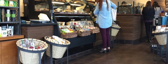 Starbucks is one of Orte, die Raphael gefallen.