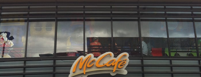 McDonald's is one of Lugares Cerca de Casa.