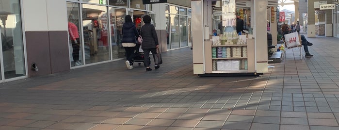 Adidas Outlet Store is one of Todd'un Beğendiği Mekanlar.