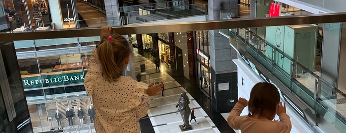 The Shops at Columbus Circle is one of Danyel'in Beğendiği Mekanlar.