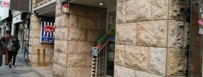 ファミリーマート 新橋烏森通り店 is one of ファミリーマート(千代田区、港区).