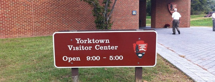 Yorktown Visitor Center is one of Orte, die Robert gefallen.