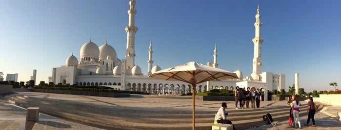 Sheikh Zayed Grand Mosque is one of Lieux qui ont plu à Lamia.