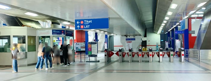 RapidKL Kerinchi (KJ18) LRT Station is one of Kelana Jaya Line LRT.